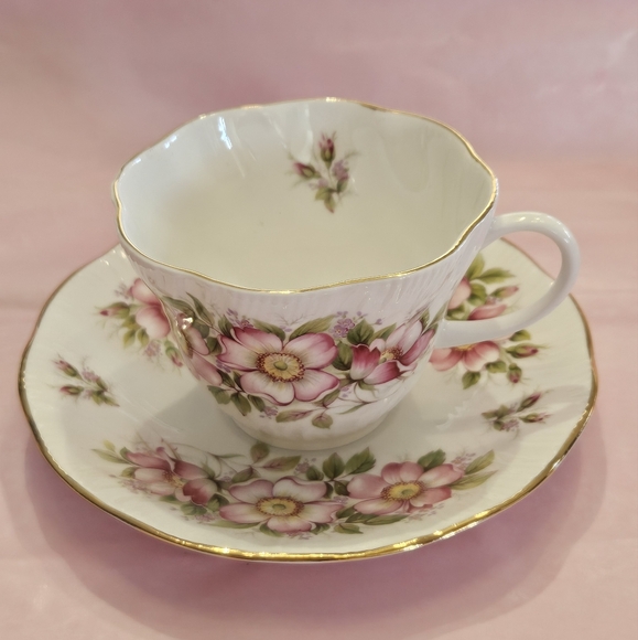 Vintage "Prairie Rose" cup and saucer by Queen's England. - Picture 3 of 8